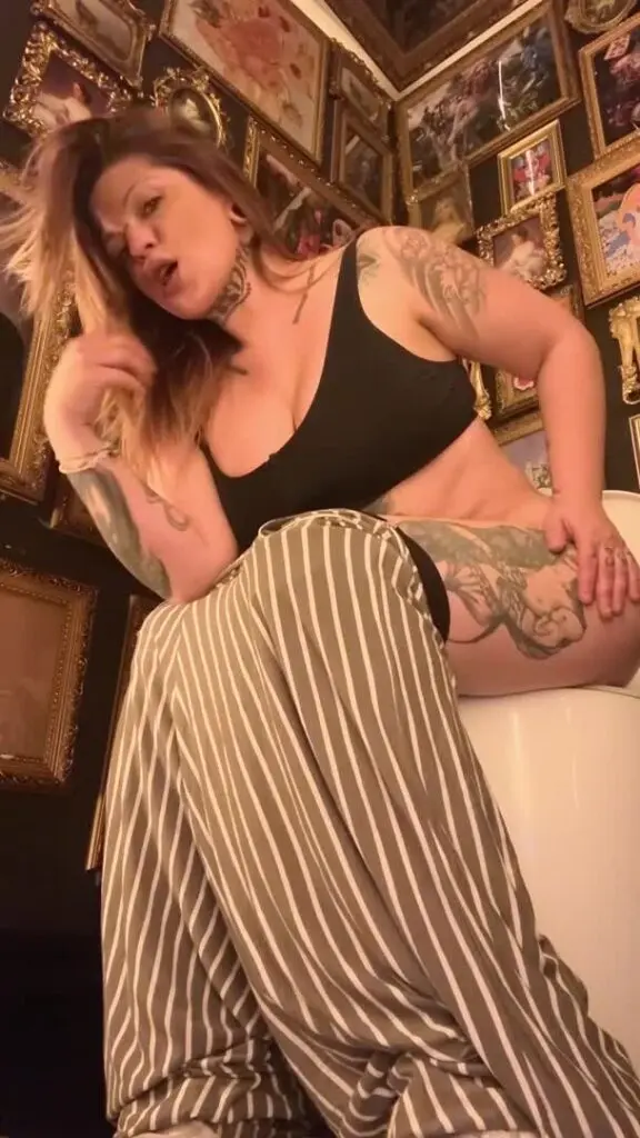 Shitting in a very special public bathroom